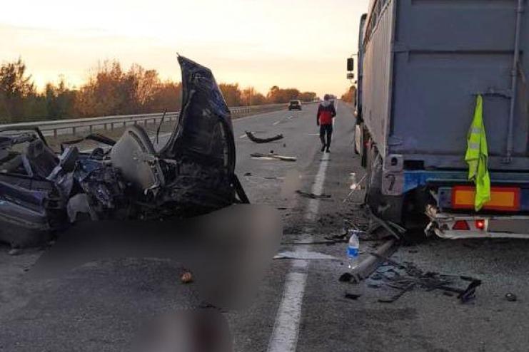 На Одещині легковик зіткнувся із припаркованою на узбіччі вантажівкою: є загиблі і постраждалі